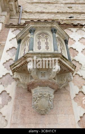 Gothic balcony-style pulpit with Cosmatesque mosaic inlays on the outer wall of the Cathedral of San Lorenzo in Perugia, Umbria, Italy. Stock Photo
