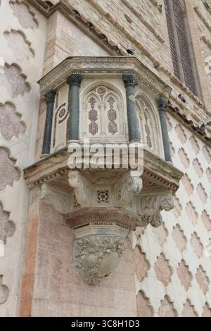Chaire gothique de style balcon avec incrustations de mosaïque cosmatesque sur le mur extérieur de la cathédrale de San Lorenzo à Pérouse, Ombrie, Italie. Banque D'Images