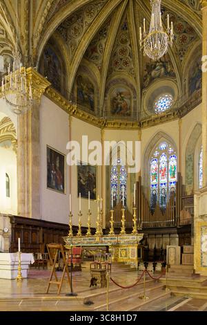 Intérieur de la cathédrale San Lorenzo (Cattedrale di San Lorenzo), Pérouse, Italie. Vue sur le presbytère avec autel, vitraux, vaul orné de fresques Banque D'Images