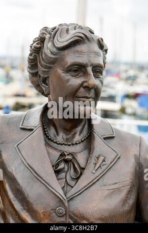 Sculpture en bronze statue art Agatha Christie Close Up detail, Torquay, Devon, Angleterre, Royaume-Uni par l'artiste Elisabeth Hadley 2024 Banque D'Images