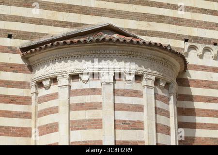 Abside romane avec corniche décorative et motif en briques sur la cathédrale de Vérone (Duomo di Verona), reconstruite après 1117, à Vérone, Vénétie, Italie. Banque D'Images