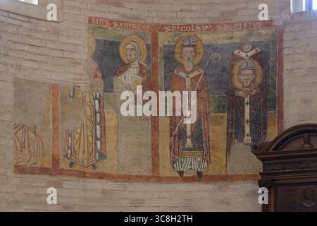 Fresques romanes des saints André, Nicolas et Denis dans l'abside du baptistère de San Giovanni in fonte (Battistero di San Giovanni in fonte), Banque D'Images