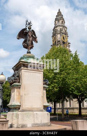 Le Mémorial de la guerre d'Afrique du Sud (Mémorial de la guerre des Boers) devant la tour de l'horloge de l'hôtel de ville de Cardiff, pays de Galles du Sud, Royaume-Uni Banque D'Images