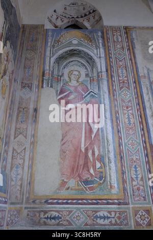 Fresque de Sainte Catherine d'Alexandrie par Cenni di Francesco, église San Lorenzo in Ponte, San Gimignano, Italie, créée en 1413. Banque D'Images