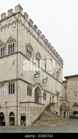 Intérieur de la cathédrale de Pérouse (Cattedrale di San Lorenzo) avec plafonds voûtés, colonnes et vue sur la nef, Pérouse, Ombrie, Italie. Banque D'Images
