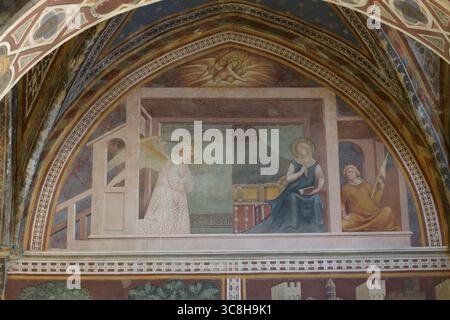 Fresque de l'Annonciation par Lippo Memmi, vers 1340, dans la collégiale de San Gimignano, San Gimignano, Toscane, Italie. Banque D'Images