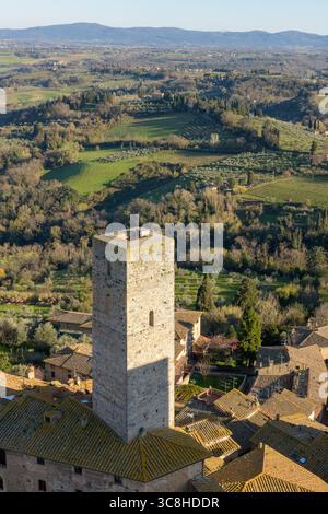 Vue aérienne panoramique depuis la Torre Grossa surplombant la ville médiévale de San Gimignano en Toscane, Italie. Banque D'Images