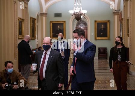 12 février 2021, Washington, District de Columbia, États-Unis : le sénateur américain Chris Coons (démocrate du Delaware), à gauche, discute avec un journaliste à son retour à la salle du Sénat après une pause, le quatrième jour du procès en destitution de l'ancien président Donald J. Trump au Capitole des États-Unis à Washington, DC, vendredi 12 février 2021 (crédit image : © Rod Lamkey - Pool via CNP/CNP via ZUMA Wire) Banque D'Images