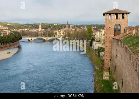 Vue panoramique de Vérone, Italie, avec le fleuve Adige qui traverse la ville, et le pont Castelvecchio visible au premier plan. Banque D'Images