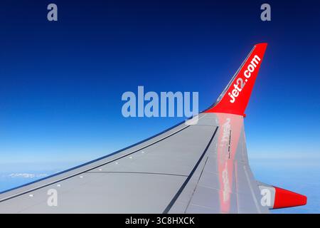 Vue de l'aile d'un avion Jet2 737 voyageant de Leeds UK à Rhodes, Grèce. Banque D'Images