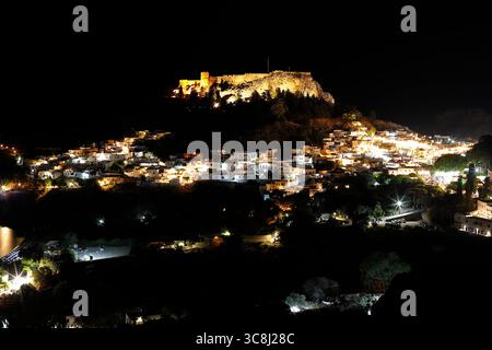 Une vue sur Lindos et l'acropole sur l'île grecque de Rhodes Banque D'Images