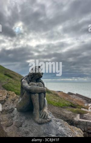 Playa Chica. Mar del Plata, Argentine, statue mystérieuse côtière d'une femme assise, femme regardant la mer, face à l'océan Atlantique Banque D'Images