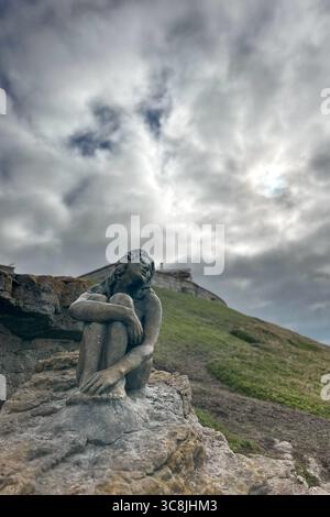 Playa Chica. Mar del Plata, Argentine, statue mystérieuse côtière d'une femme assise, femme regardant la mer, face à l'océan Atlantique Banque D'Images