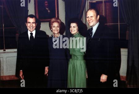 Le président américain Richard M. Nixon et la première dame américaine Pat Nixon avec le représentant Gerald R. Ford et Betty Ford dans la salle bleue de la Maison Blanche, à la suite de la nomination de Gerald Ford au poste de vice-président, Washington, DC, USA, White House photo Office, 12 octobre 1973 Banque D'Images