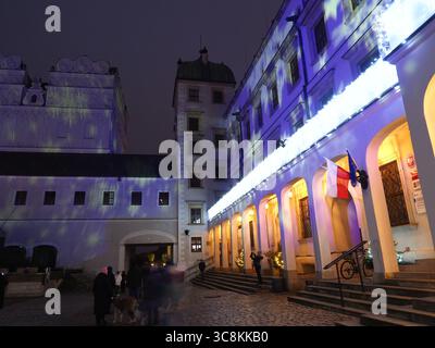 Arbre de Noël festif et cour du château des ducs de Poméranie, Szczecin, Pologne Banque D'Images