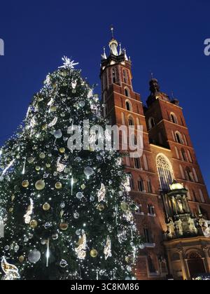 Décorations de Noël à Cracovie. Le célèbre sapin de Noël sur la place principale de Kraków a été reconnu par le magazine Time Out comme le plus beau du monde. Banque D'Images