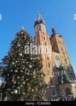 Décorations de Noël à Cracovie. Le célèbre sapin de Noël sur la place principale de Kraków a été reconnu par le magazine Time Out comme le plus beau du monde. Banque D'Images