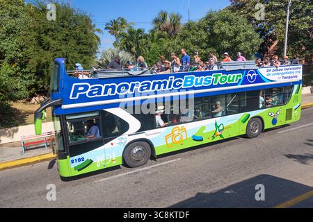 Varadero, Cuba - novembre 2018 : bus de visite de la plage verte de Varadero à Cuba. Des bus panoramiques rouges et verts pour les touristes circulent autour du Varadero Banque D'Images