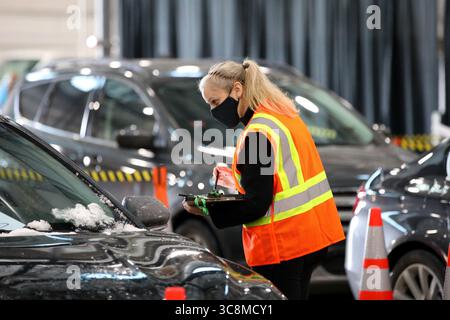 12 février 2021, États-Unis : un travailleur de la santé se prépare à administrer des vaccins contre la COVID-19 sur un site de drive dans le parc d’expositions de Lake County le 27 janvier 2021, à Grayslake, Illinois. (Crédit image : © TNS via ZUMA Wire) Banque D'Images