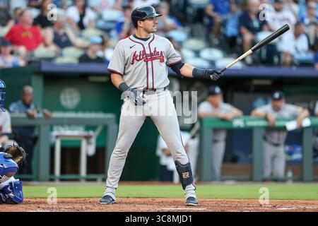 Kansas City, Missouri, États-Unis. 29 juillet 2025. Austin Riley (27), troisième joueur de base des Braves d'Atlanta, affronte les Royals de Kansas City au Kauffman Stadium de Kansas City, Missouri. David Smith/CSM/Alamy Live News Banque D'Images