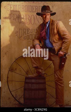 DATE DE SORTIE : 27 août 1993 TITRE : les aventures du comté de Briscoe, Jr STUDIO : Warner Bros INTRIGUE : un chasseur de primes chevauche le Old West, combattant les méchants, beaucoup avec des gadgets de type futuriste.. EN VEDETTE : Bruce Campbell, Julius Carry, Christian Clemenson, Kelly Rutherford. (Crédit image : © Warner Bros/Entertainment Pictures/ZUMAPRESS.com) USAGE ÉDITORIAL UNIQUEMENT ! Non destiné à UN USAGE commercial ! Banque D'Images