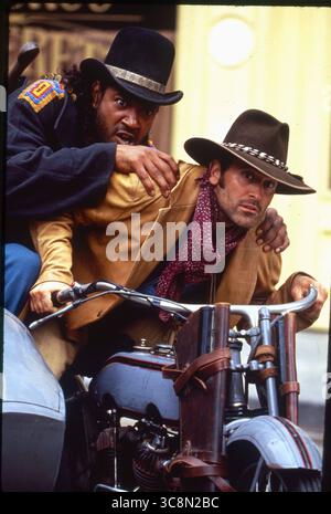 DATE DE SORTIE : 27 août 1993 TITRE : les aventures du comté de Briscoe, Jr STUDIO : Warner Bros INTRIGUE : un chasseur de primes chevauche le Old West, combattant les méchants, beaucoup avec des gadgets de type futuriste.. EN VEDETTE : Bruce Campbell, Julius Carry, Christian Clemenson, Kelly Rutherford. (Crédit image : © Warner Bros/Entertainment Pictures/ZUMAPRESS.com) USAGE ÉDITORIAL UNIQUEMENT ! Non destiné à UN USAGE commercial ! Banque D'Images