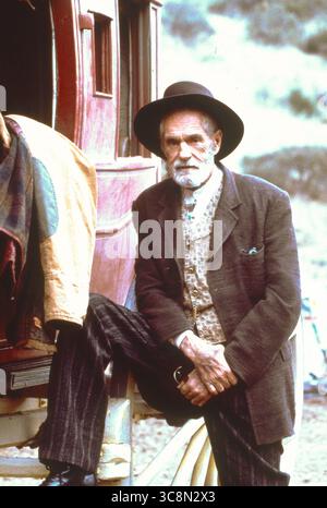 DATE DE SORTIE : 27 août 1993 TITRE : les aventures du comté de Briscoe, Jr STUDIO : Warner Bros INTRIGUE : un chasseur de primes chevauche le Old West, combattant les méchants, beaucoup avec des gadgets de type futuriste.. EN VEDETTE : Bruce Campbell, Julius Carry, Christian Clemenson, Kelly Rutherford. (Crédit image : © Warner Bros/Entertainment Pictures/ZUMAPRESS.com) USAGE ÉDITORIAL UNIQUEMENT ! Non destiné à UN USAGE commercial ! Banque D'Images