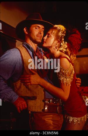 DATE DE SORTIE : 27 août 1993 TITRE : les aventures du comté de Briscoe, Jr STUDIO : Warner Bros INTRIGUE : un chasseur de primes chevauche le Old West, combattant les méchants, beaucoup avec des gadgets de type futuriste.. EN VEDETTE : Bruce Campbell, Julius Carry, Christian Clemenson, Kelly Rutherford. (Crédit image : © Warner Bros/Entertainment Pictures/ZUMAPRESS.com) USAGE ÉDITORIAL UNIQUEMENT ! Non destiné à UN USAGE commercial ! Banque D'Images