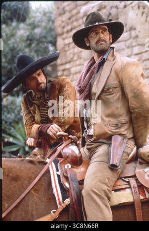 DATE DE SORTIE : 27 août 1993 TITRE : les aventures du comté de Briscoe, Jr STUDIO : Warner Bros INTRIGUE : un chasseur de primes chevauche le Old West, combattant les méchants, beaucoup avec des gadgets de type futuriste.. EN VEDETTE : Bruce Campbell, Julius Carry, Christian Clemenson, Kelly Rutherford. (Crédit image : © Warner Bros/Entertainment Pictures/ZUMAPRESS.com) USAGE ÉDITORIAL UNIQUEMENT ! Non destiné à UN USAGE commercial ! Banque D'Images
