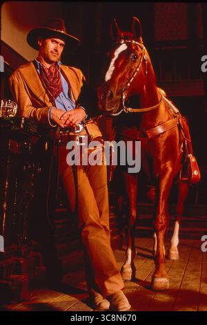 DATE DE SORTIE : 27 août 1993 TITRE : les aventures du comté de Briscoe, Jr STUDIO : Warner Bros INTRIGUE : un chasseur de primes chevauche le Old West, combattant les méchants, beaucoup avec des gadgets de type futuriste.. EN VEDETTE : Bruce Campbell, Julius Carry, Christian Clemenson, Kelly Rutherford. (Crédit image : © Warner Bros/Entertainment Pictures/ZUMAPRESS.com) USAGE ÉDITORIAL UNIQUEMENT ! Non destiné à UN USAGE commercial ! Banque D'Images