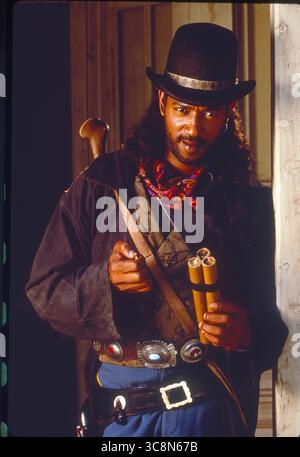 DATE DE SORTIE : 27 août 1993 TITRE : les aventures du comté de Briscoe, Jr STUDIO : Warner Bros INTRIGUE : un chasseur de primes chevauche le Old West, combattant les méchants, beaucoup avec des gadgets de type futuriste.. EN VEDETTE : Bruce Campbell, Julius Carry, Christian Clemenson, Kelly Rutherford. (Crédit image : © Warner Bros/Entertainment Pictures/ZUMAPRESS.com) USAGE ÉDITORIAL UNIQUEMENT ! Non destiné à UN USAGE commercial ! Banque D'Images