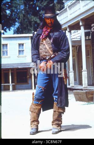 DATE DE SORTIE : 27 août 1993 TITRE : les aventures du comté de Briscoe, Jr STUDIO : Warner Bros INTRIGUE : un chasseur de primes chevauche le Old West, combattant les méchants, beaucoup avec des gadgets de type futuriste.. EN VEDETTE : Bruce Campbell, Julius Carry, Christian Clemenson, Kelly Rutherford. (Crédit image : © Warner Bros/Entertainment Pictures/ZUMAPRESS.com) USAGE ÉDITORIAL UNIQUEMENT ! Non destiné à UN USAGE commercial ! Banque D'Images