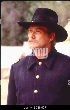 DATE DE SORTIE : 27 août 1993 TITRE : les aventures du comté de Briscoe, Jr STUDIO : Warner Bros INTRIGUE : un chasseur de primes chevauche le Old West, combattant les méchants, beaucoup avec des gadgets de type futuriste.. EN VEDETTE : Bruce Campbell, Julius Carry, Christian Clemenson, Kelly Rutherford. (Crédit image : © Warner Bros/Entertainment Pictures/ZUMAPRESS.com) USAGE ÉDITORIAL UNIQUEMENT ! Non destiné à UN USAGE commercial ! Banque D'Images