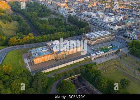Image aérienne du paysage urbain d'Édimbourg au lever du soleil avec le jardin de la princesse St et le bâtiment des galeries nationales d'Écosse. Banque D'Images
