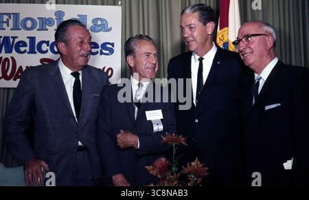10 février 2021, États-Unis : en novembre 1965, Walt Disney, à gauche, William ''Joe'' Potter, gouverneur de Floride Haydon Burns et Roy Disney assistent à une conférence de presse dans la salle égyptienne du Cherry Plaza à Orlando, en Floride. Disney a annoncé des plans pour Disney World et promis que le parc à thème serait plus grand que Disneyland. (Crédit image : © TNS via ZUMA Wire) Banque D'Images