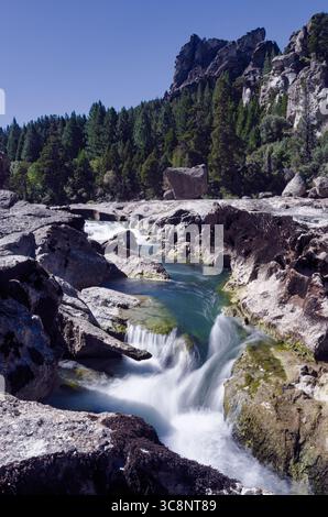 Eaux émeraude en cascade dans Rocky Stream avec forêts vertes luxuriantes - Neuquen, Argentine longue exposition Banque D'Images