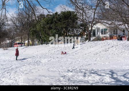 15 février 2021, Austin, Texas, États-Unis : Austin, Texas. Les résidents du quartier de Travis Heights profitent au mieux d’une journée de neige inattendue. La plupart des habitants de la région n'ont plus d'électricité depuis 2 heures du matin (crédit image : © Sandra Dahdah/ZUMA Wire) Banque D'Images