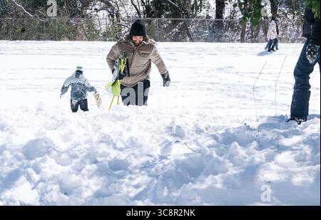 15 février 2021, Austin, Texas, États-Unis : Austin, Texas. Les résidents du quartier de Travis Heights profitent au mieux d’une journée de neige inattendue. La plupart des habitants de la région n'ont plus d'électricité depuis 2 heures du matin (crédit image : © Sandra Dahdah/ZUMA Wire) Banque D'Images