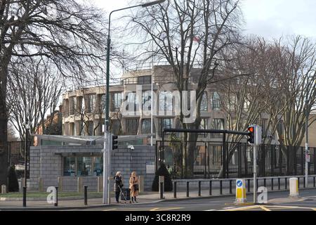 15 février 2021, Dublin, Irlande : des personnes portant des masques attendent aux feux de circulation devant l'ambassade des États-Unis d'Amérique à Dublin. (Crédit image : © Cezary Kowalski/SOPA images via ZUMA Wire) Banque D'Images