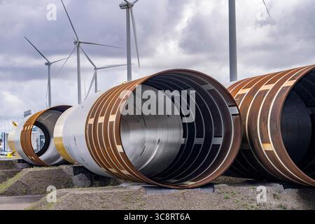 Der Seehafen von Eemshaven, Julianahaven Becken, hier lagern die Fundament-Strukturen, Monopiles, für Offshore-Windparks, die dann die eigentlichen Windräder tragen, mit großen Arbeitsschiffen werden die Bauteile zu den Windparks in der Nordsee transportiert und dort am Meeresboden verankert, darauf werden dann die Windenergebaut, Eemshaven, Windenergebaven, Windseigseyleauk, Eemshaven, les parcs éoliens, les éoliennes de soutien réel, les parcs éoliens sont entreposés au large des parcs éoliennes de Biederland. Les composants sont transportés vers le W. Banque D'Images