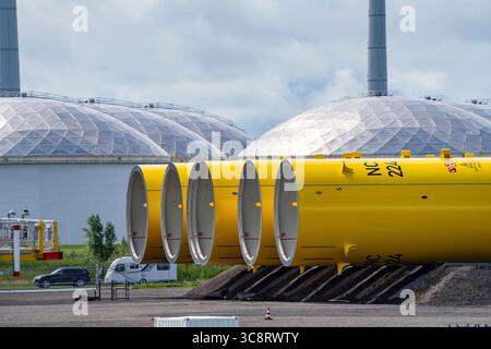Der Seehafen von Eemshaven, Julianahaven Becken, hier lagern die Fundament-Strukturen, Monopiles, für Offshore-Windparks, die dann die eigentlichen Windräder tragen, mit großen Arbeitsschiffen werden die Bauteile zu den Windparks in der Nordsee transportiert und dort am Meeresboden verankert, darauf werden dann die Windenergebaut, Eemshaven, Windenergebaven, Windseigseyleauk, Eemshaven, les parcs éoliens, les éoliennes de soutien réel, les parcs éoliens sont entreposés au large des parcs éoliennes de Biederland. Les composants sont transportés vers le W. Banque D'Images