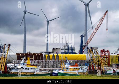Der Seehafen von Eemshaven, Julianahaven Becken, hier lagern die Fundament-Strukturen, Monopiles, für Offshore-Windparks, die dann die eigentlichen Windräder tragen, mit großen Arbeitsschiffen werden die Bauteile zu den Windparks in der Nordsee transportiert und dort am Meeresboden verankert, darauf werden dann die Windenergebaut, Eemshaven, Windenergebaven, Windseigseyleauk, Eemshaven, les parcs éoliens, les éoliennes de soutien réel, les parcs éoliens sont entreposés au large des parcs éoliennes de Biederland. Les composants sont transportés vers le W. Banque D'Images