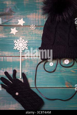 Drôle de personne auto-faite tenant une baguette magique avec des étoiles sur fond vert. Banque D'Images