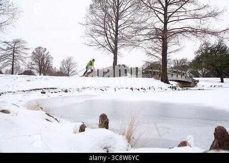 18 février 2021, Fort Worth, Texas, États-Unis : un skieur profite de la neige qui recouvre un terrain de golf local pour skier. La glace, la neige et le temps froid couvrent à nouveau le nord du Texas avec un temps anormalement froid et des températures ne dépassant pas le point de congélation pour la cinquième journée consécutive. (Crédit image : © Ralph LauerZUMA Wire) Banque D'Images