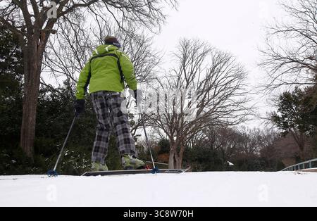 18 février 2021, FORT WORTH, TEXAS, ÉTATS-UNIS : jeudi, 18 février 2021. Un skieur profite de la neige qui recouvre une chaussée pour faire de l'exercice à l'extérieur. Couverture de glace, neige et temps froid North Texas à nouveau avec un temps anormalement froid et des températures ne dépassant pas le point de congélation pour la cinquième journée consécutive à Fort Worth, Texas, États-Unis. (Crédit image : © Ralph LauerZUMA Wire) Banque D'Images