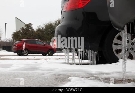 18 février 2021, FORT WORTH, TEXAS, ÉTATS-UNIS : jeudi, 18 février 2021. Des glaçons pendent des véhicules dans le parking d'un complexe d'appartements, n'ayant pas pu sortir pendant cinq jours. Couverture de glace, neige et temps froid North Texas à nouveau par temps anormalement froid avec des températures ne dépassant pas zéro pour la cinquième journée consécutive à Fort Worth, Texas, États-Unis. (Crédit image : © Ralph LauerZUMA Wire) Banque D'Images