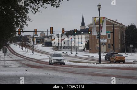 18 février 2021, FORT WORTH, TEXAS, ÉTATS-UNIS : jeudi, 18 février 2021. La circulation continue de se déplacer lentement dans les rues latérales avec Camp Bowie historique qui est pavé de briques restant glissant avec de la glace et de la neige. Couverture de glace, neige et temps froid North Texas à nouveau par temps anormalement froid avec des températures ne dépassant pas zéro pour la cinquième journée consécutive à Fort Worth, Texas, États-Unis. (Crédit image : © Ralph LauerZUMA Wire) Banque D'Images