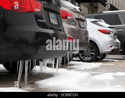 18 février 2021, Fort Worth, Texas, États-Unis : des glaçons pendent des véhicules dans le parking d'un complexe d'appartements. La glace, la neige et le froid couvrent le nord du Texas à nouveau par temps anormalement froid avec des températures ne dépassant pas le point de congélation pour la cinquième journée consécutive. (Crédit image : © Ralph LauerZUMA Wire) Banque D'Images
