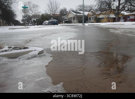 18 février 2021, Fort Worth, Texas, États-Unis : un torrent d'eau coule le long d'une rue de la ville après qu'une conduite d'eau s'est rompue après le gel en raison de jours de températures glaciales. La glace, la neige et le froid couvrent à nouveau le nord du Texas avec un temps anormalement glacial et des températures ne dépassant pas le point de congélation pour la cinquième journée consécutive. (Crédit image : © Ralph LauerZUMA Wire) Banque D'Images