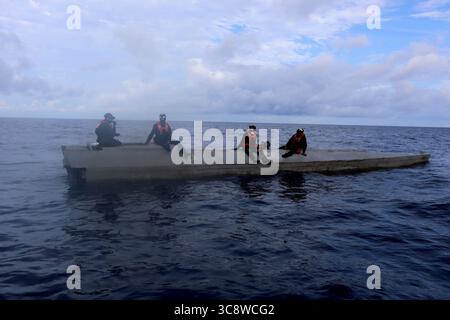 STYLELOCATIONU.S. L'équipage d'embarquement de la Garde côtière du Cutter Munro est assis au sommet d'un sous-marin discret comme un navire utilisé par les trafiquants de drogue intercepté le 27 janvier 2021 dans l'océan Pacifique est. La garde côtière a saisi 3 500 livres de cocaïne à bord du navire de contrebande de drogue construit à cet effet. (Image de crédit : © USCG/U.S. Coast/Planet Pix via ZUMA Wire) Banque D'Images